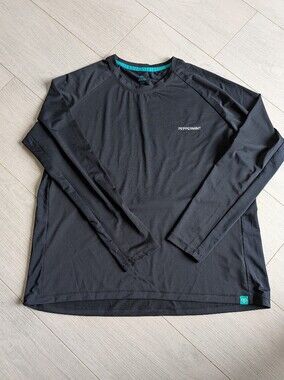 Peppermint XL Black Long-Sleeve Crew Top with Center Logo